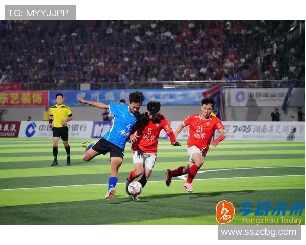 璀璨足球明星灯箱照片展现球场魅力与激情的完美瞬间 璀璨足球明星灯箱照片展现球场魅力与激情的完美瞬间